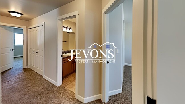 Building Photo - Spacious duplex with master bedroom, backy...