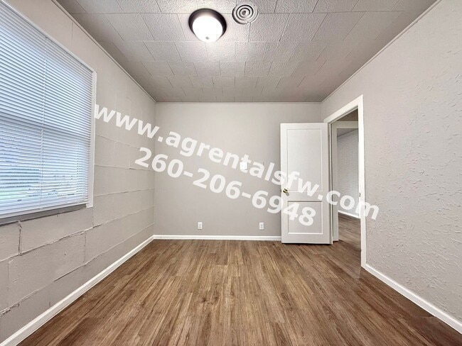 Building Photo - 2 Bedroom House