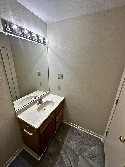 Building Photo - 111 Mallard Dr