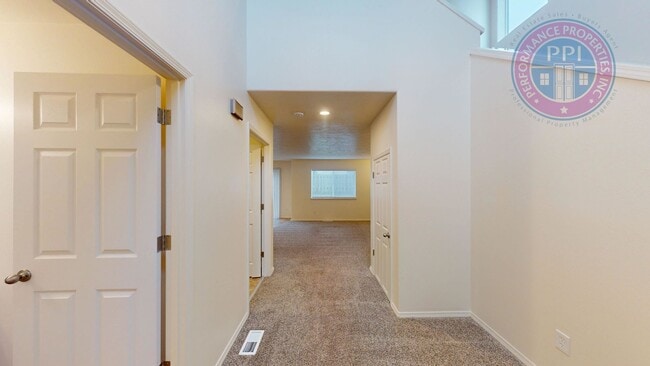 Building Photo - Two Level Cascadia Village Home with  Large Fenced Backyard ! Pet Welcome