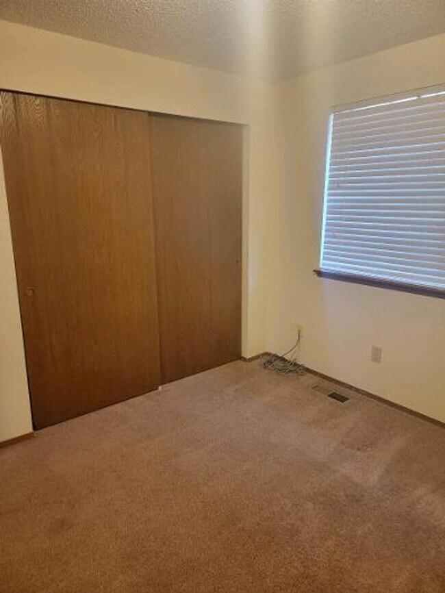 Building Photo - Classic North Tacoma 4 Bedroom Tri-Level with Peak a Boo View!