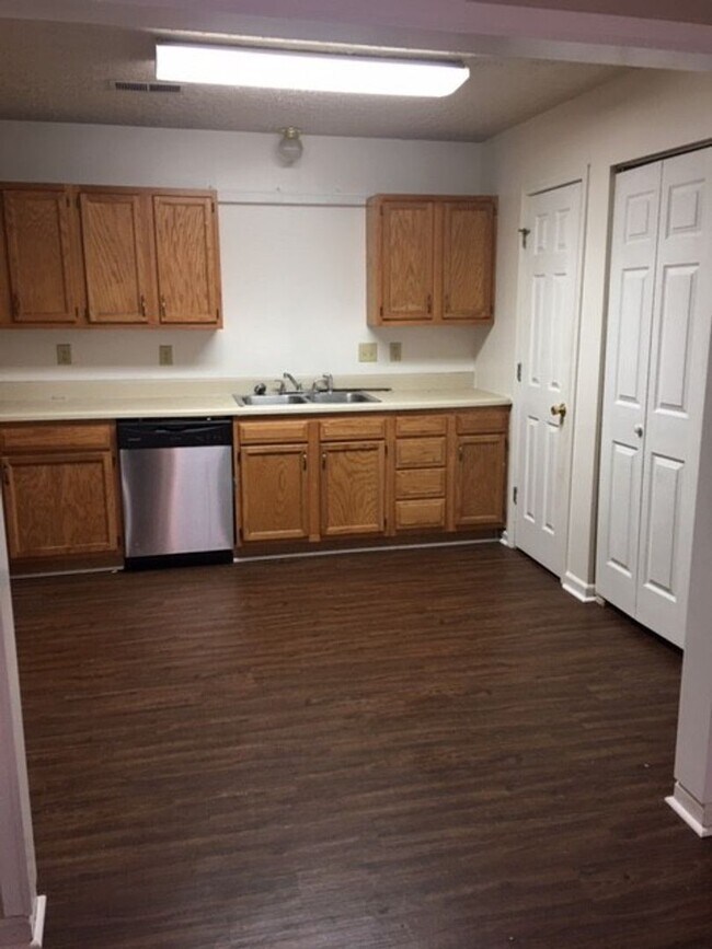 Building Photo - 220 Taliwa Gardens Dr