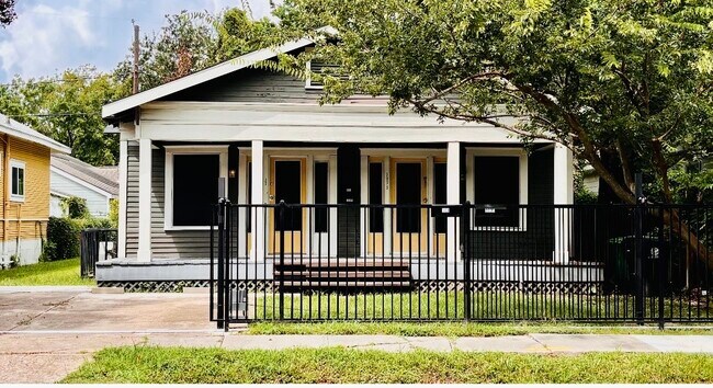 Building Photo - 303 Northwood St