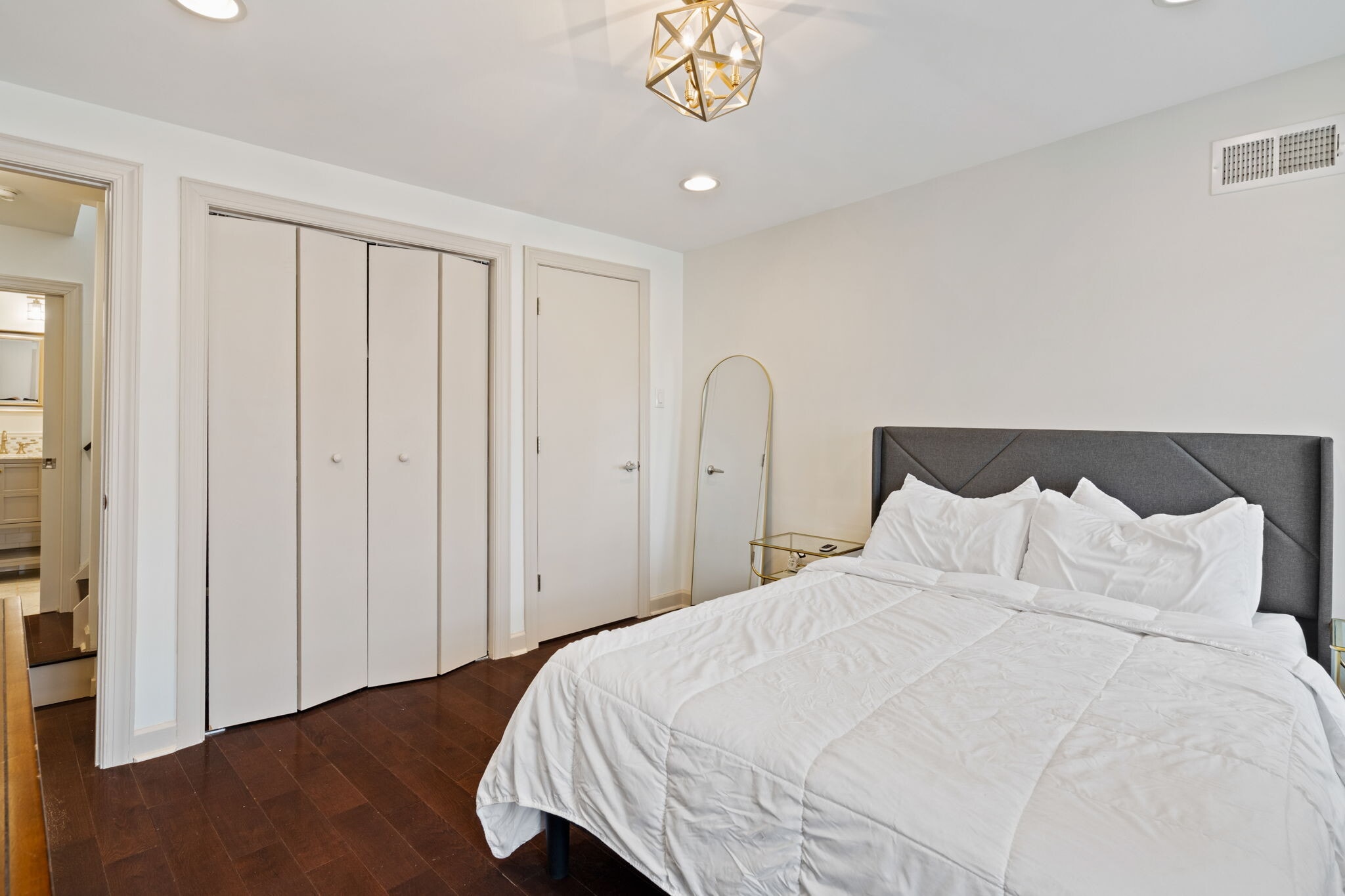 Building Photo - 710 Clymer St