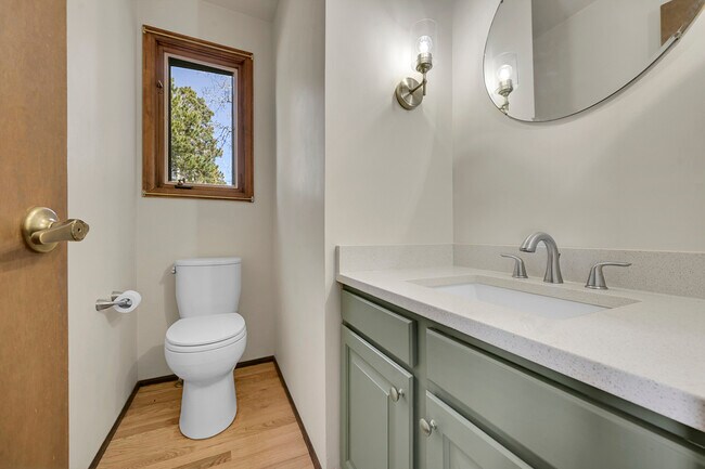 Building Photo - 2356 S Hiwan Dr