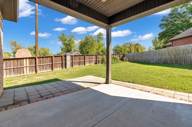 Building Photo - Very well maintained 4 Bed 3 Bath home in Great Location!