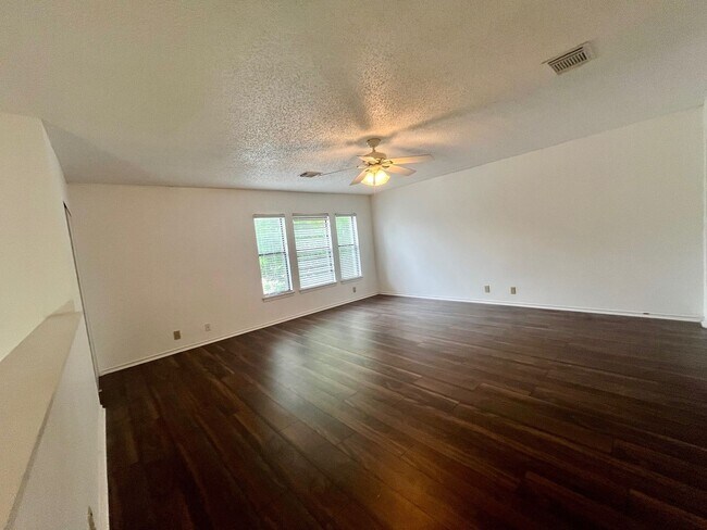 Building Photo - Spacious 3 Bedroom/2.5 Bath home with Large Game Room and Fabulous Deck ~ Move in Ready!