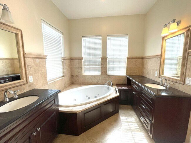 Building Photo - Beautiful 3 bedroom detached townhome with...