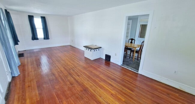 Building Photo - 3 Bed / 1 Bath Single Family Home