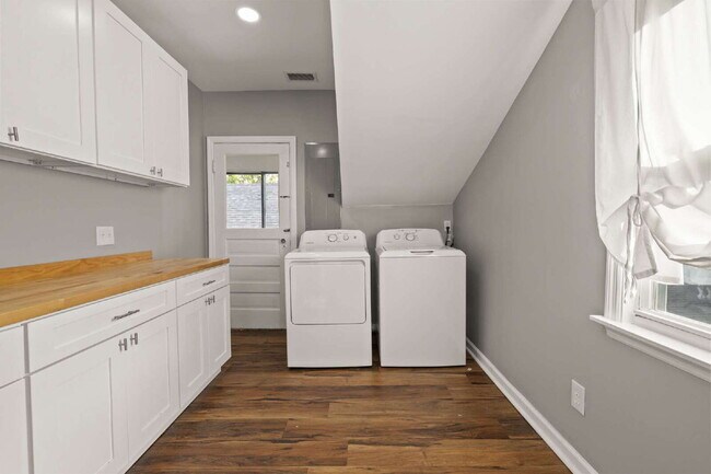 Building Photo - Renovated 3 Bed • 1.5 Bath Upstairs Unit -...