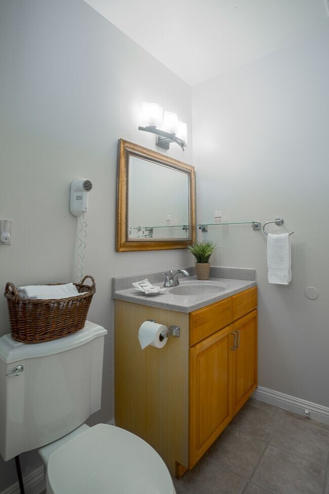 Building Photo - Welcome to this stunning 3-bedroom, 3-bath...