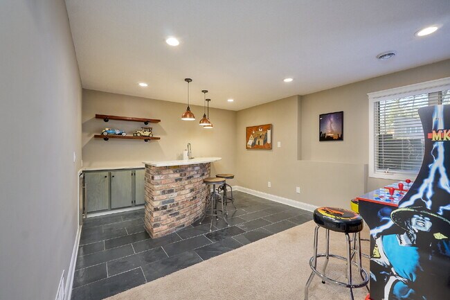 Building Photo - 1832 Essex Rd