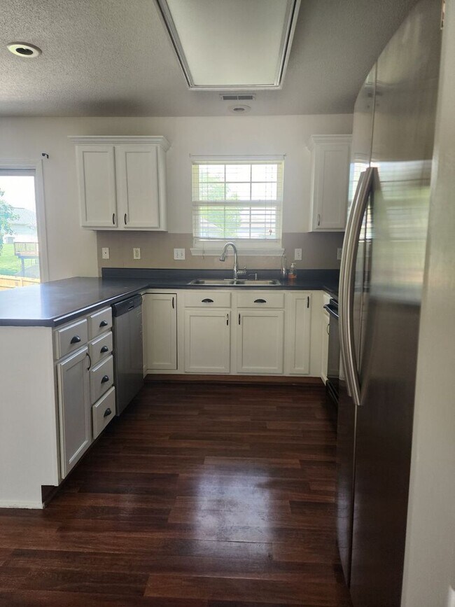 Building Photo - Single Family Home with Fenced Yard