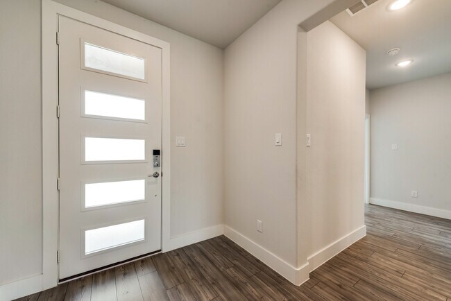 Building Photo - 243 Frio Dr