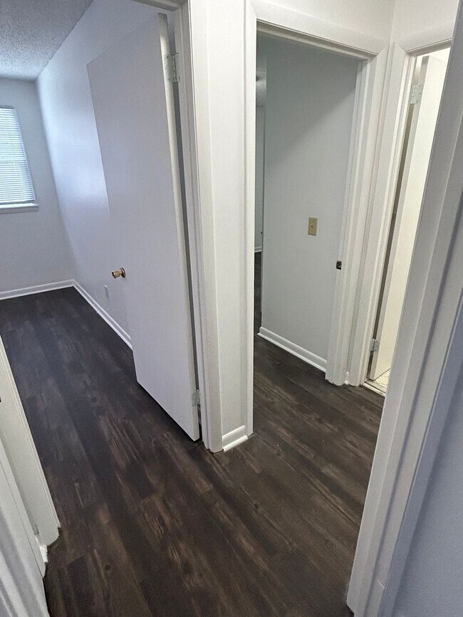 Building Photo - 4762 Trenton Dr