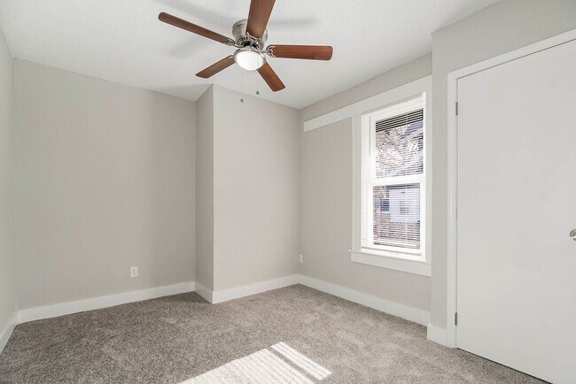 Building Photo - Spacious 5-Bedroom Home with 2 Full Bathro...