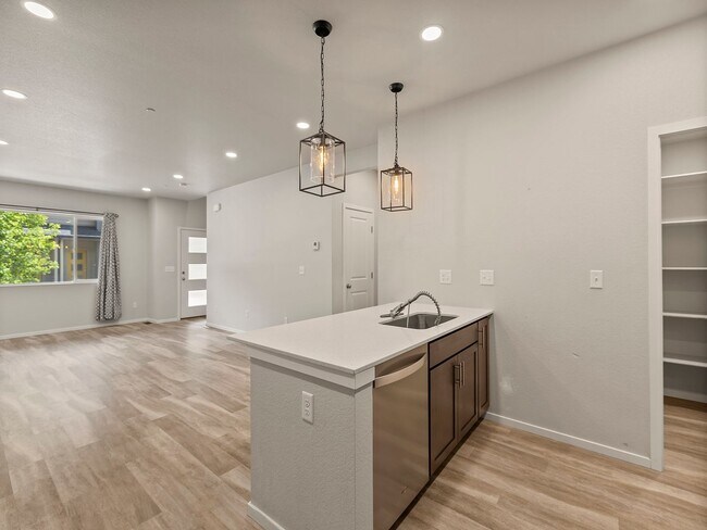 Building Photo - Beautiful 3 Bed 2.5 Bath Townhome in North East Fort Collins!