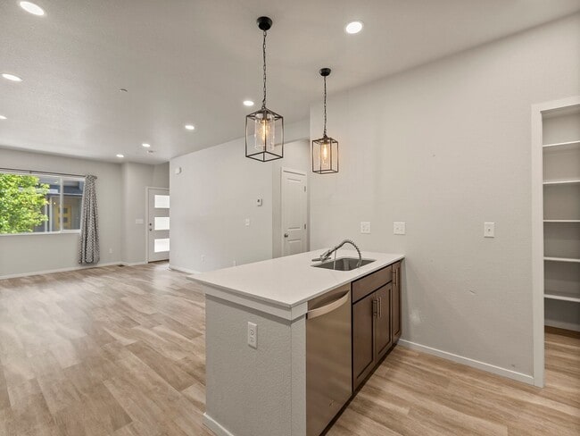 Building Photo - Beautiful 3 Bed 2.5 Bath Townhome in North...