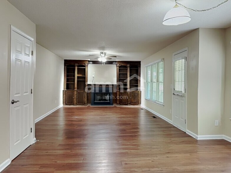 Building Photo - 6400 Ivystone Dr