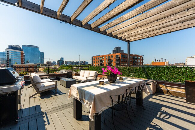 Building Photo - 840 W Erie St