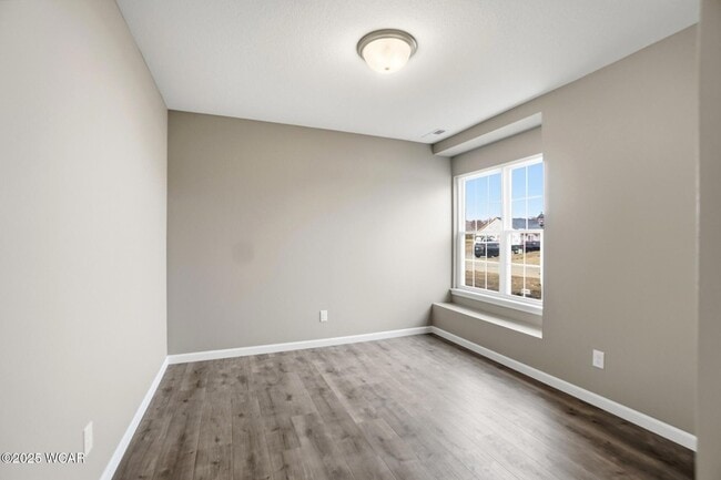 Building Photo - 2888 Lake Cir Dr