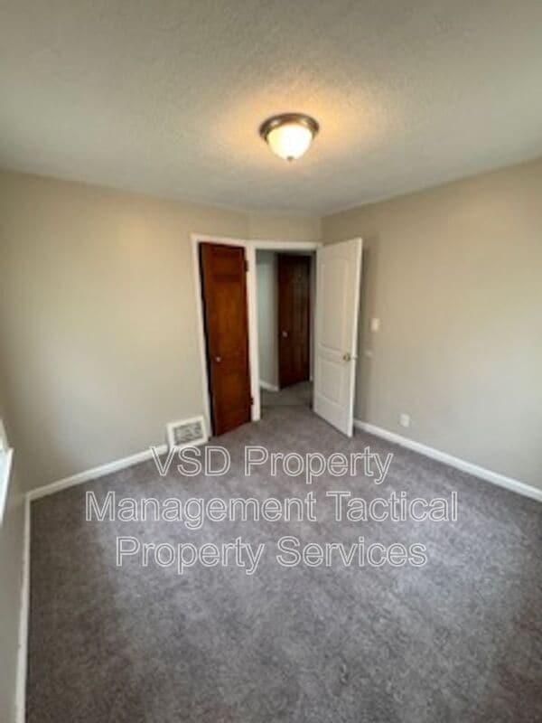 Building Photo - 906 E 232nd St