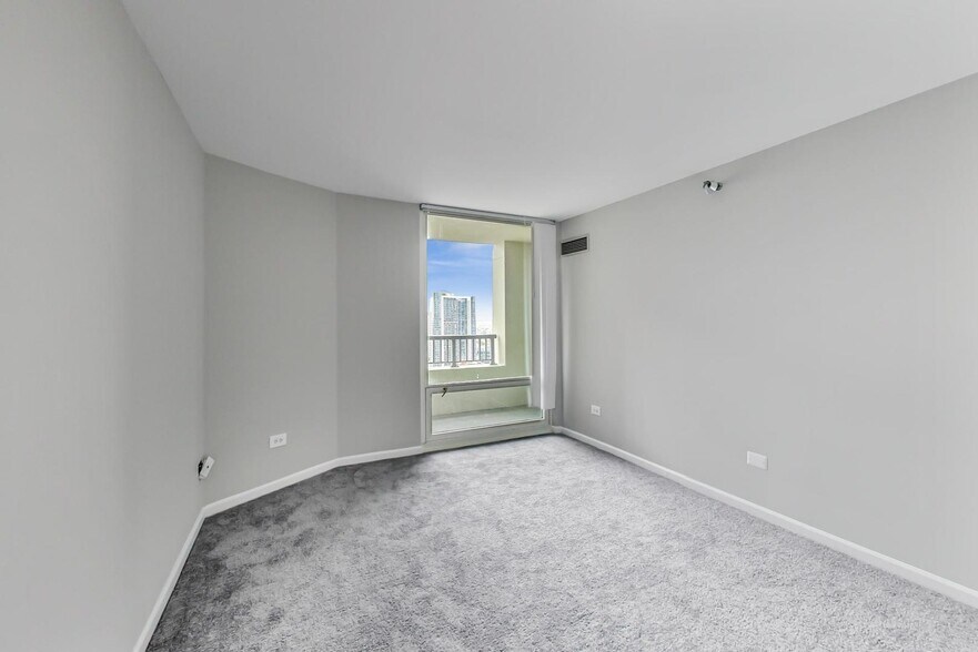 Building Photo - 345 N La Salle Dr