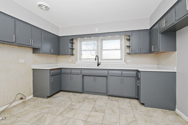 Interior Photo - 4444 W 59th St