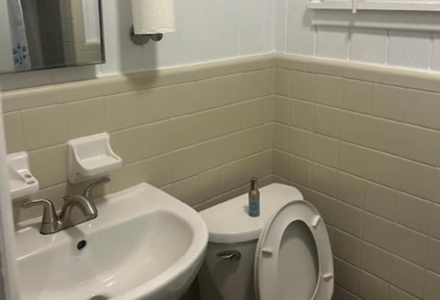 Bathroom - 2511 Mashburn Rd