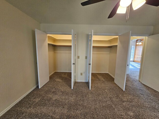 Building Photo - Charming home located in the well-maintain...