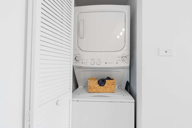 Building Photo - 2602 E Hallandale Beach Blvd