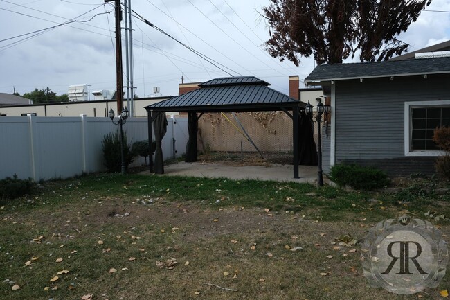 Building Photo - Gorgeous 4bd 1.5bt Home Next to YVC!