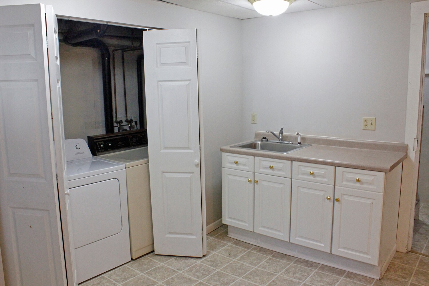 Building Photo - 909 6th Ave