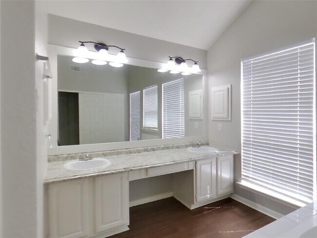 Building Photo - 13822 Cantwell Dr