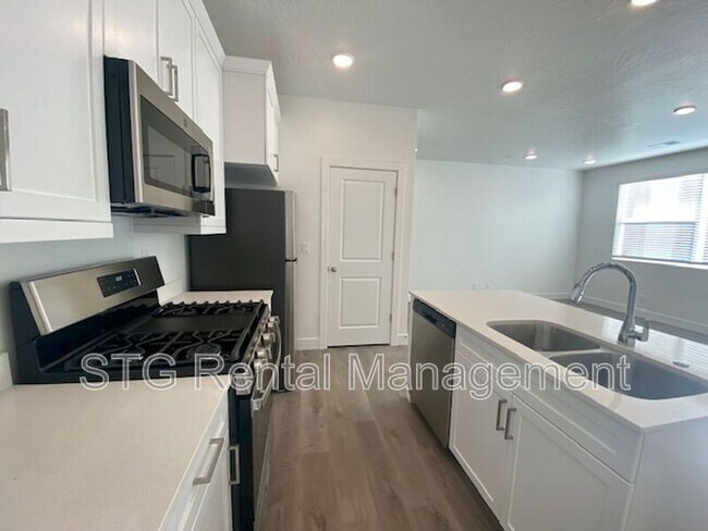 Building Photo - 5801 S Garnet Dr