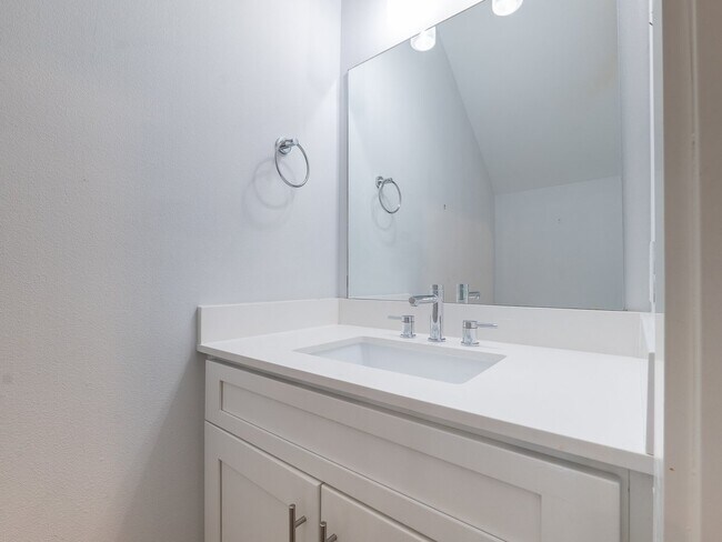 Building Photo - 210 E 32nd St