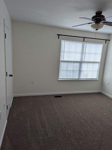 Master bedroom - 2237 Spring Meadow Ln SE