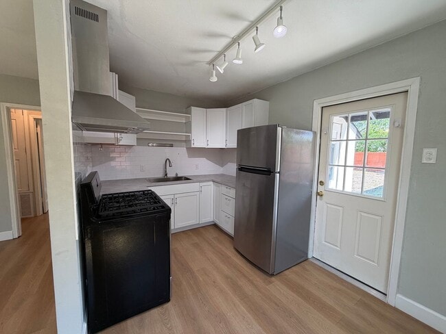Building Photo - Charming 2 Bed / 1 Bath – Newly Remodeled with Bonus Space!