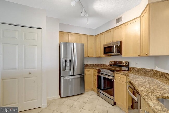 Building Photo - 3101 N Hampton Dr