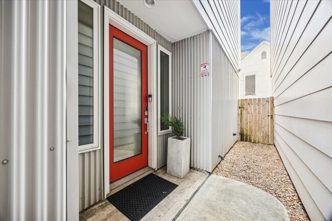 Building Photo - 1404 Goliad St