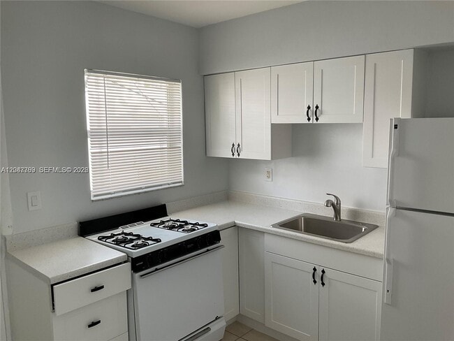 Building Photo - 1420 NE 171 St