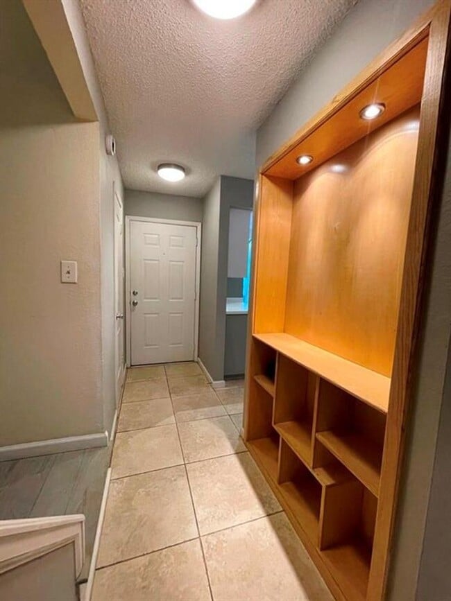 Building Photo - 2-bedroom 2 full bathroom condo in desirab...