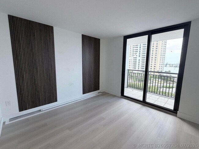 Building Photo - 540 Brickell Key Dr