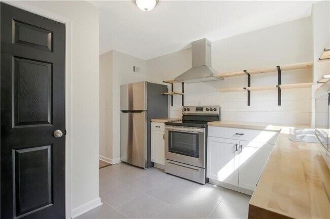 Building Photo - 551 Valley Hill Rd SE