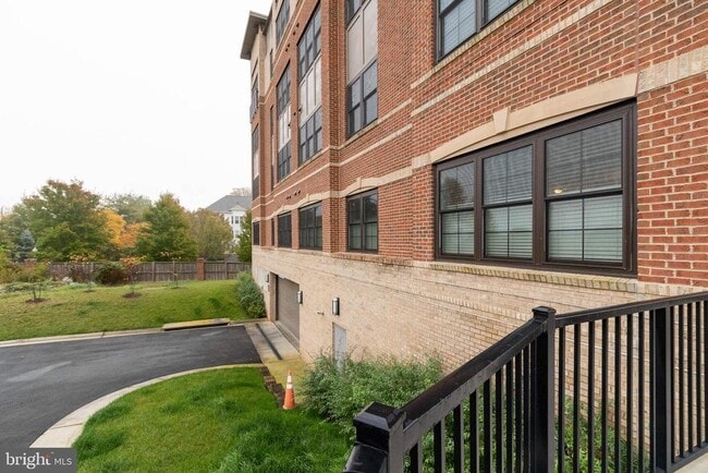 Building Photo - 2903 Bleeker St
