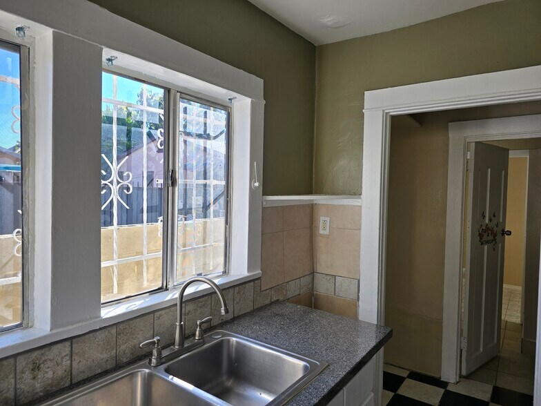 Building Photo - 336 W 41st St