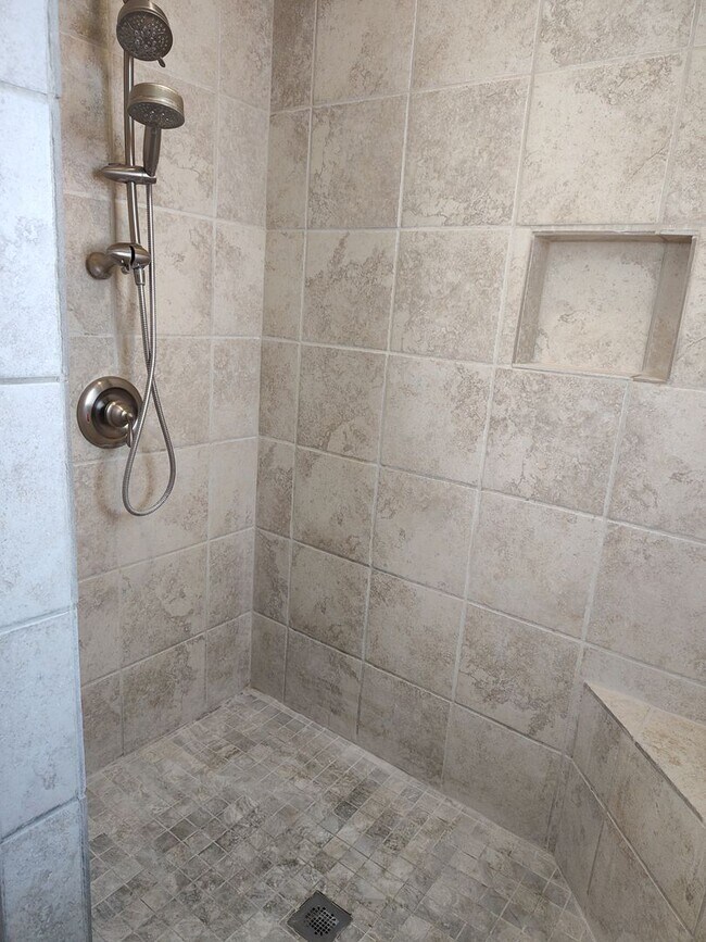 Building Photo - ALL PROSPECTIVE TENANTS MUST SUBMIT A $58 NON-REFUNDABLE APPLICATION FEE PER APPLICANT ONLINE AND...