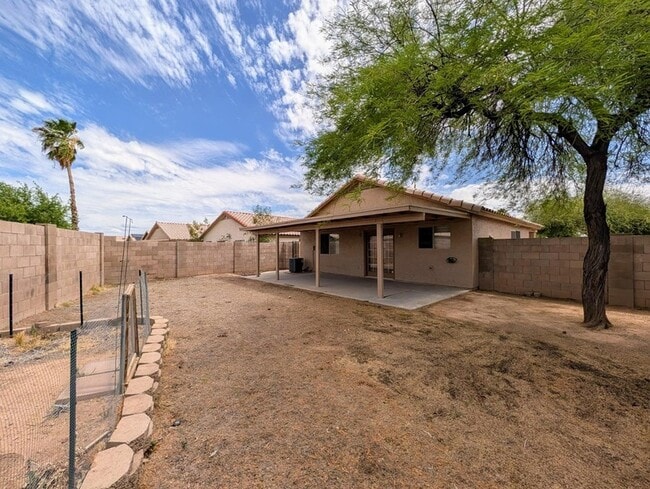 Building Photo - 15746 W Elm St