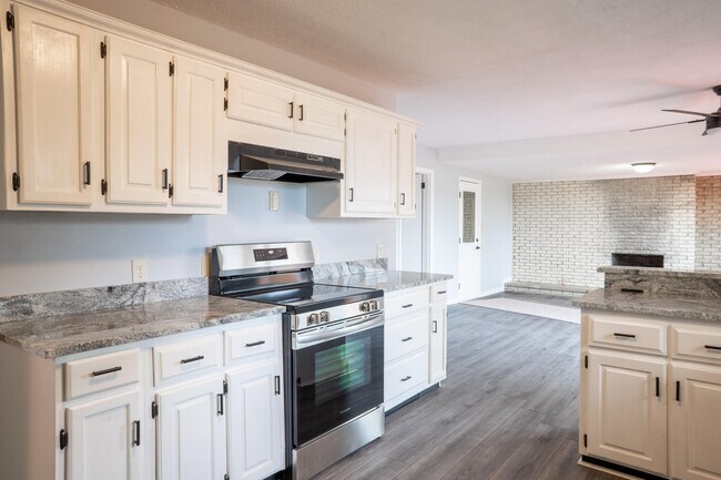 Building Photo - 400 Midland Dr