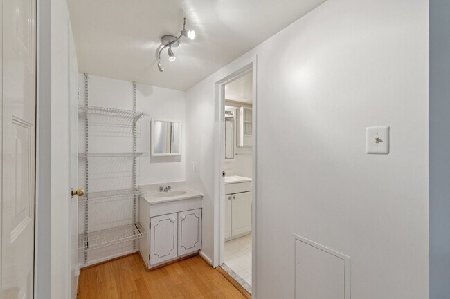 Building Photo - SPACIOUS Bright UNIT.